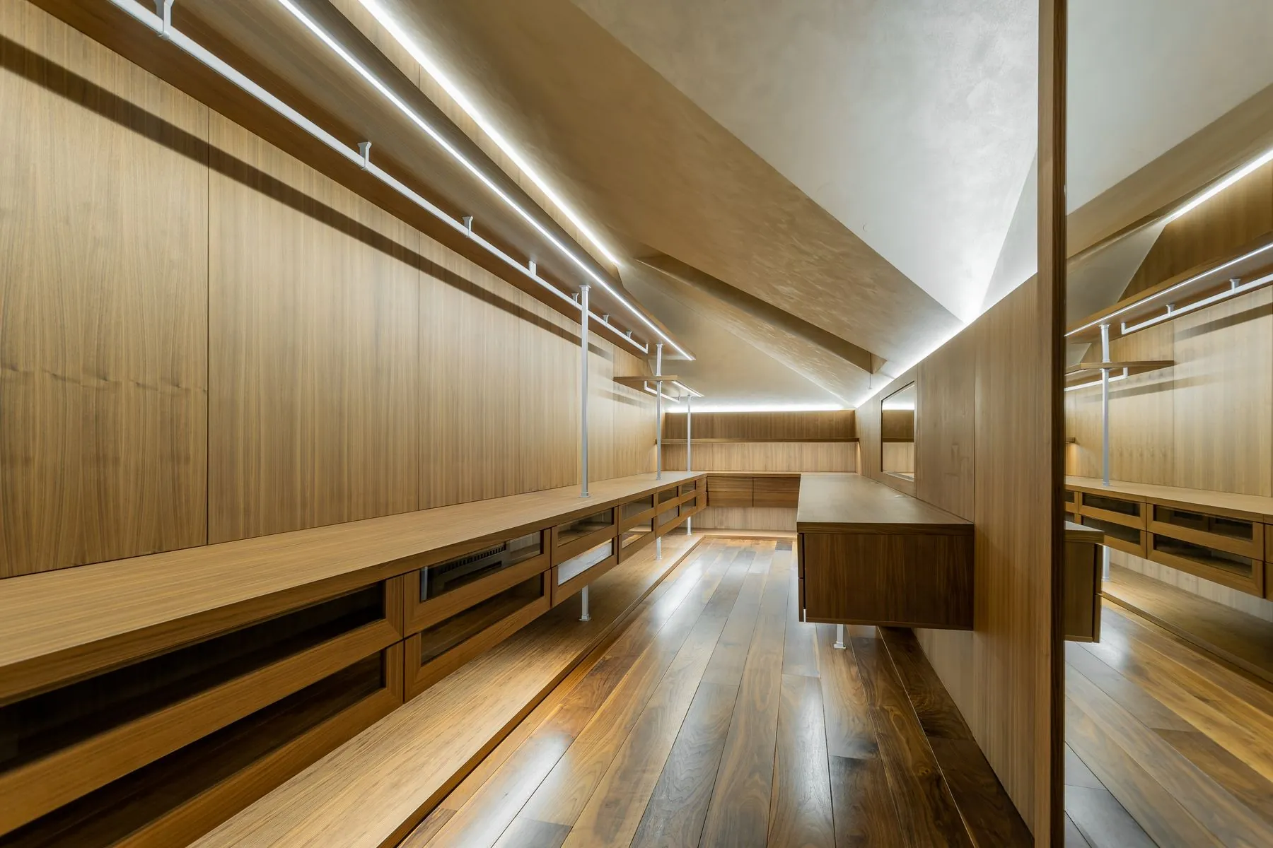 Closet em madeira com luz LED