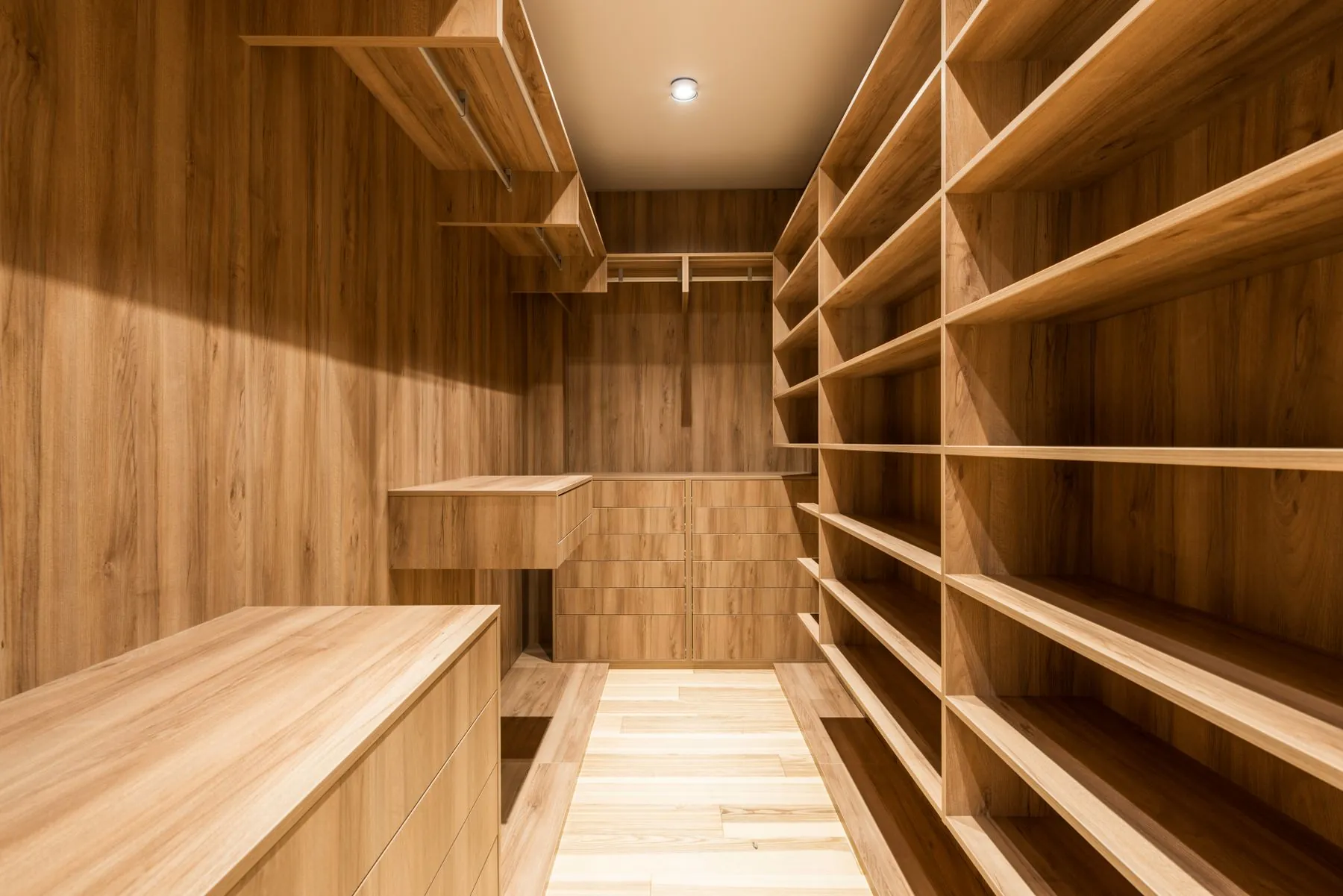 Closet em madeira com prateleiras