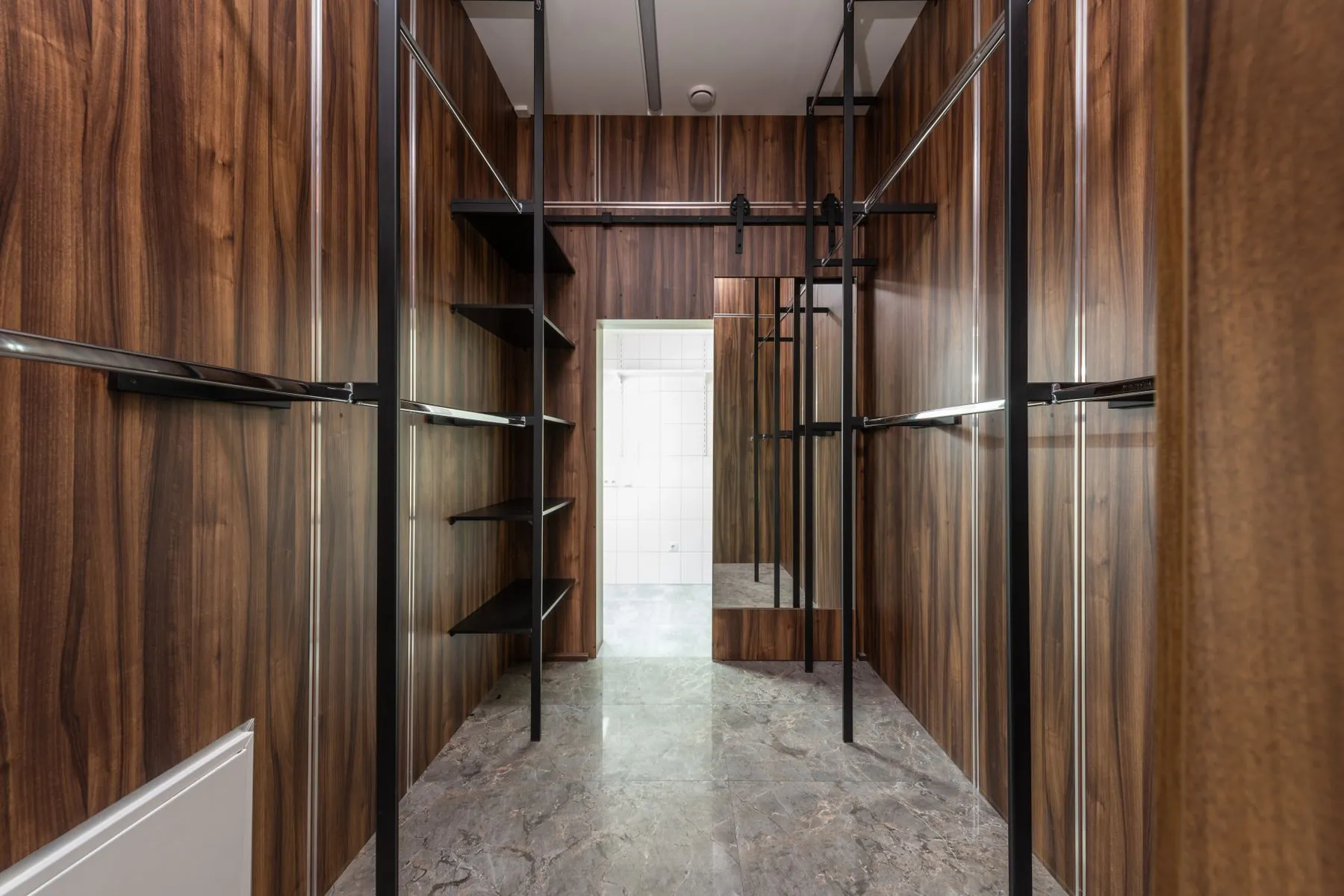 Closet em nogueira com estrutura metálica