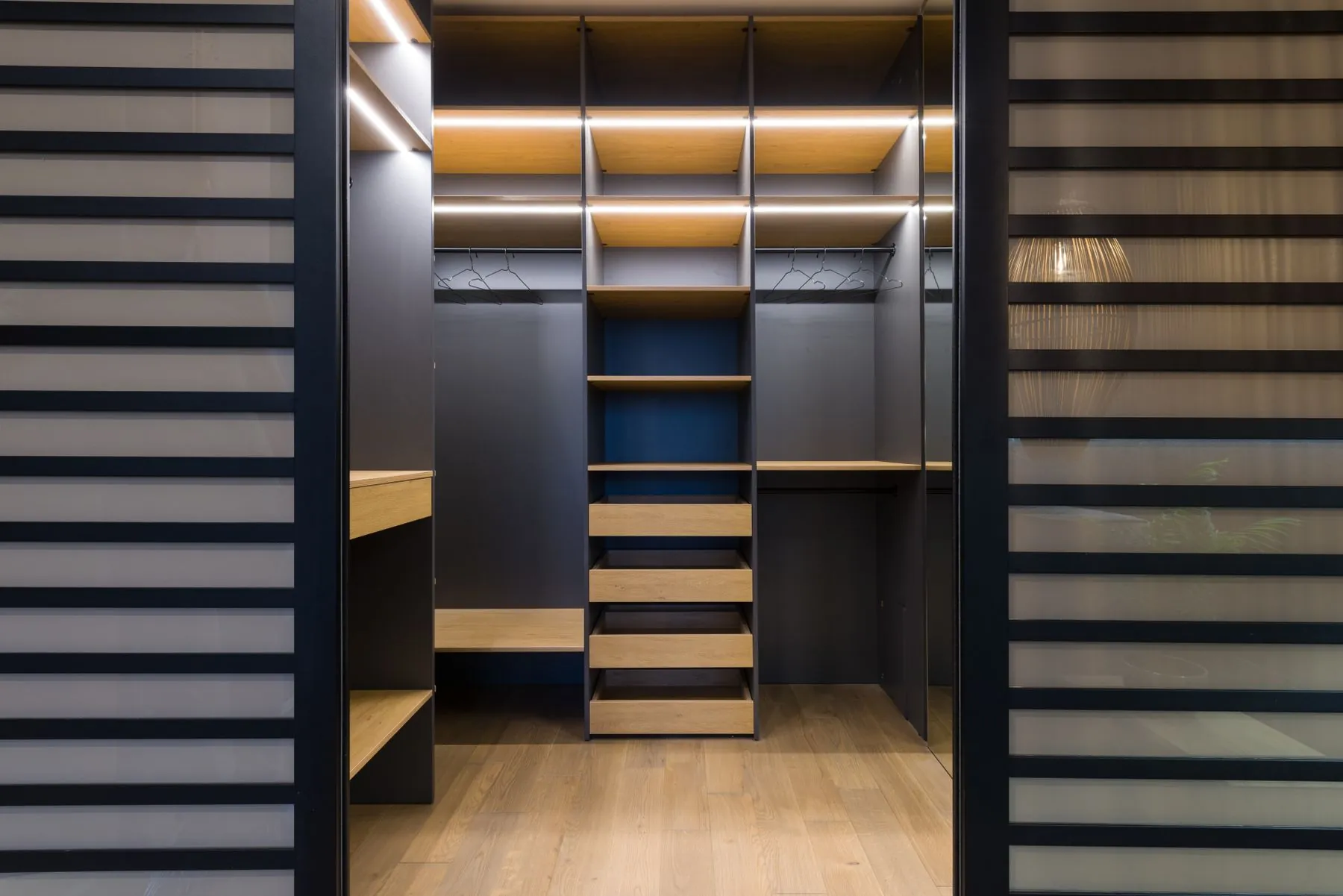 Closet preto e madeira com luz