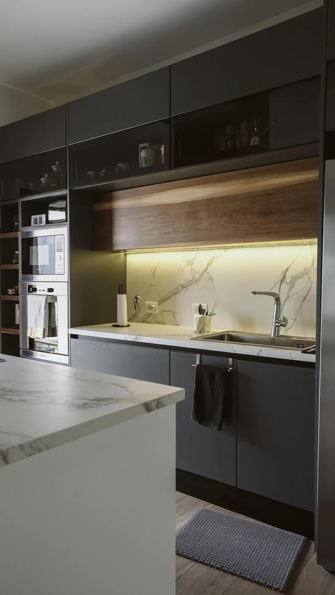 Luz LED por baixo dos móveis superiores