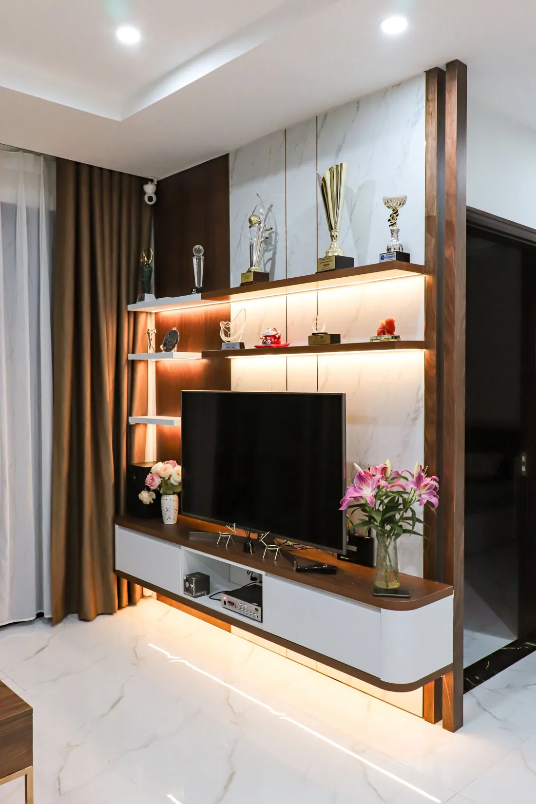 Móvel de televisão com prateleiras iluminadas